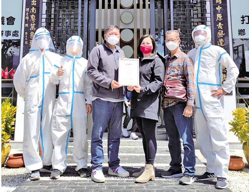 ◆ 立法會議員陳月明及打鼓嶺區鄉事委員會向張玉麟頒授感謝狀，表揚他義務為公衆提供塗層消毒。