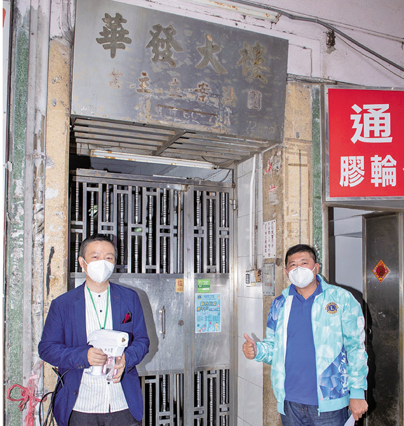 ◆ 張玉麟（右）到訪舊區「三無」大廈。