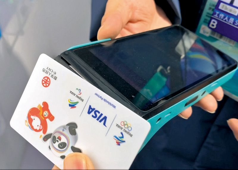 ◆「硬錢包」隔着一段距離碰一碰POS機完成支付。 記者凱雷  攝