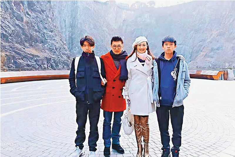 ◆李道洪最珍視的三名家人﹕（左起）在上海華東政法大學念三年級的長子永軒、妻子金禕和正在念第十一班的次子永煌。