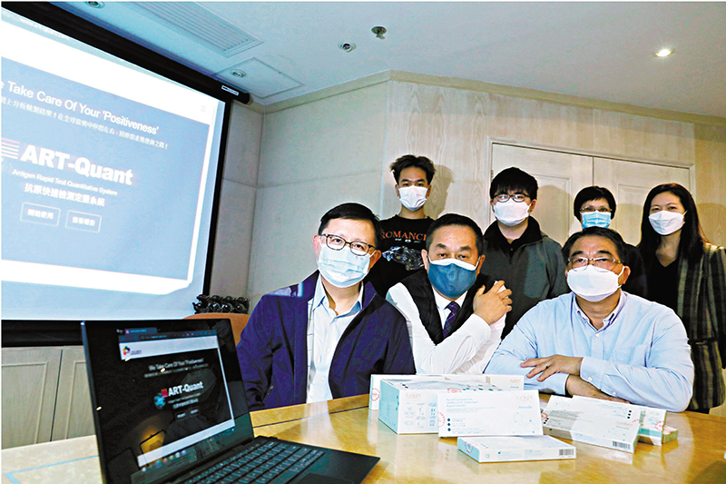  于常海團隊利用AI技術，識別市民上載的快測棒相片，計算出病毒載量的相對數值。 香港文匯報記者  攝