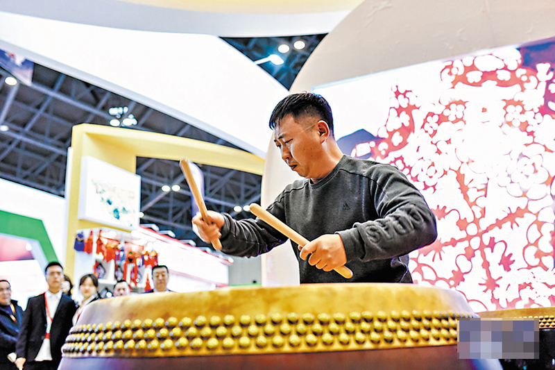 ◆威風鑼鼓的傳承中，張勇堅持「傳承不守舊」。圖為張勇早前在山西文化產業博覽交易會上展示威風鑼鼓。 網上圖片