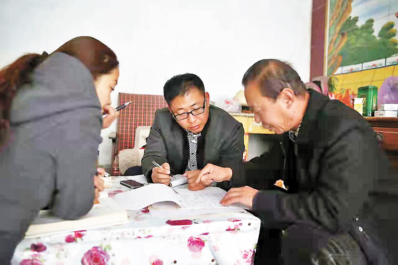 ◆張勇（中）在臨汾市堯都區劉村鎮喬家院收集民間曲牌。 受訪者供圖