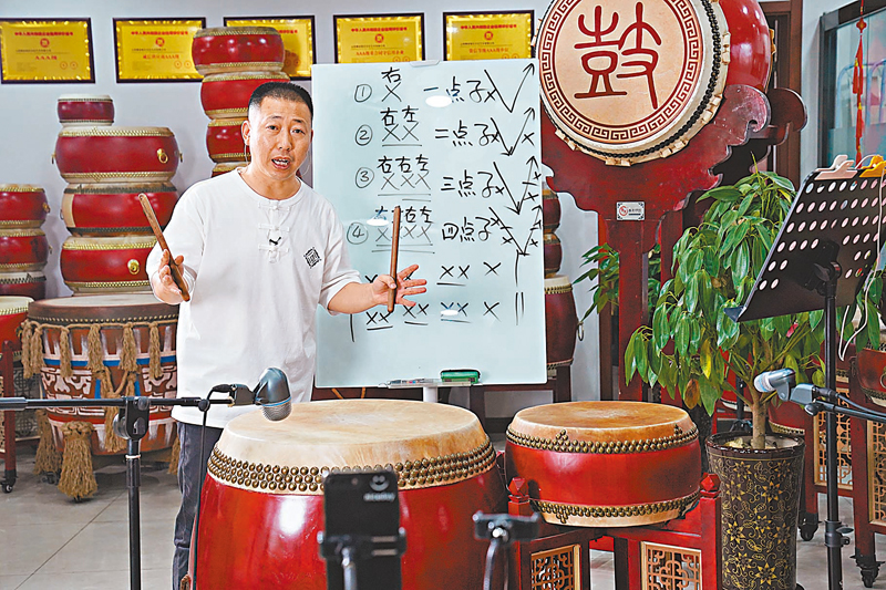 ◆張勇線上直播教授威風鑼鼓。香港文匯報記者楊奇霖  攝