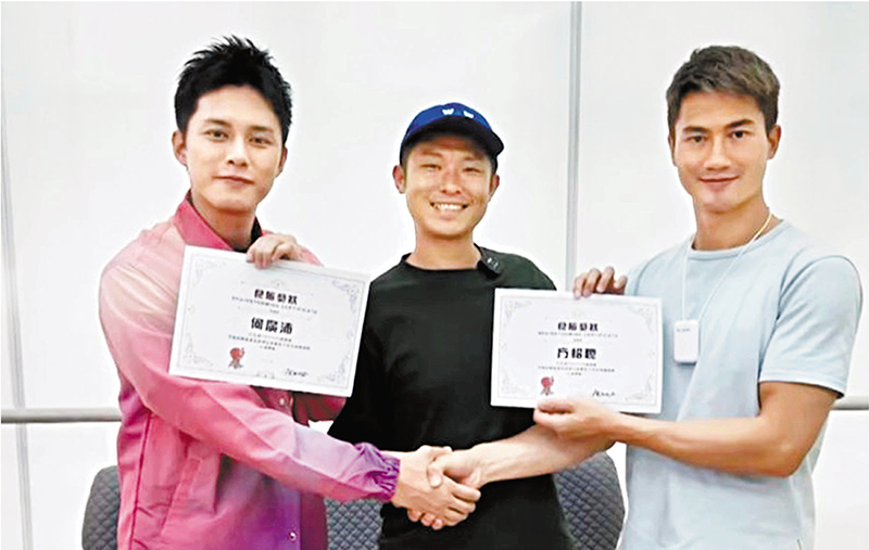 ◆郭子豪向康復者方紹聰(中)和何廣沛(左)頒發「無敵星星」獎狀。