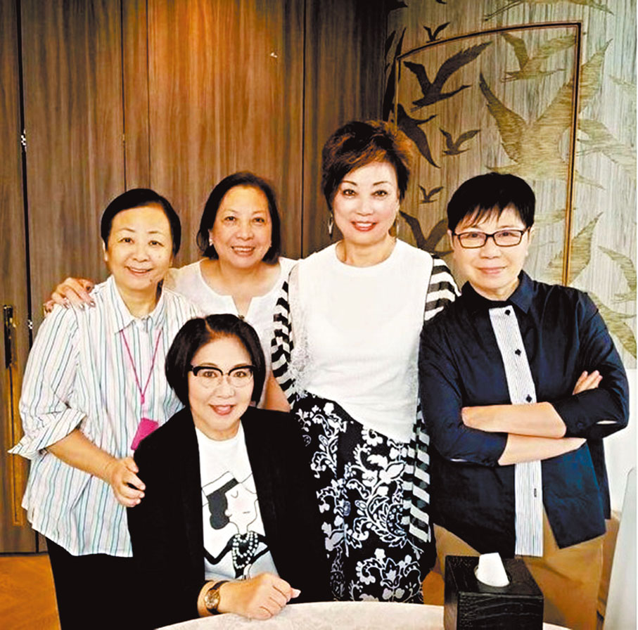 ◆ 謝月美（後排左一）於2019年出席聚會，跟李司棋（前排）、黃韻詩（後排右一）等人見面。