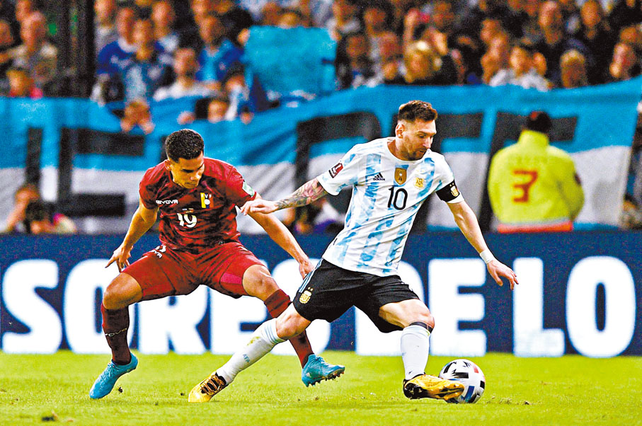 ◆美斯（右）全場6次成功盤球扭過對手。 法新社