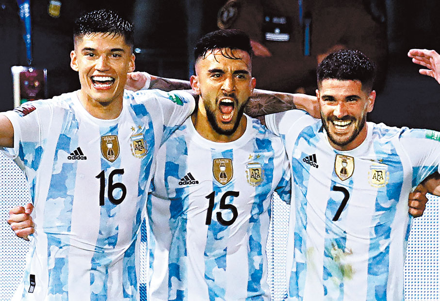 ◆尼高拉斯干沙利斯（中）與隊友慶祝入球。 法新社