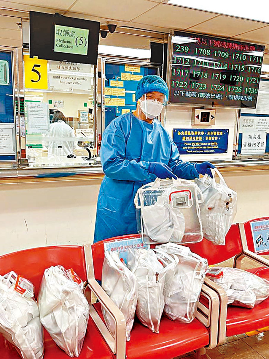 ◆ 義工代求助者在醫院取藥。 團體供圖