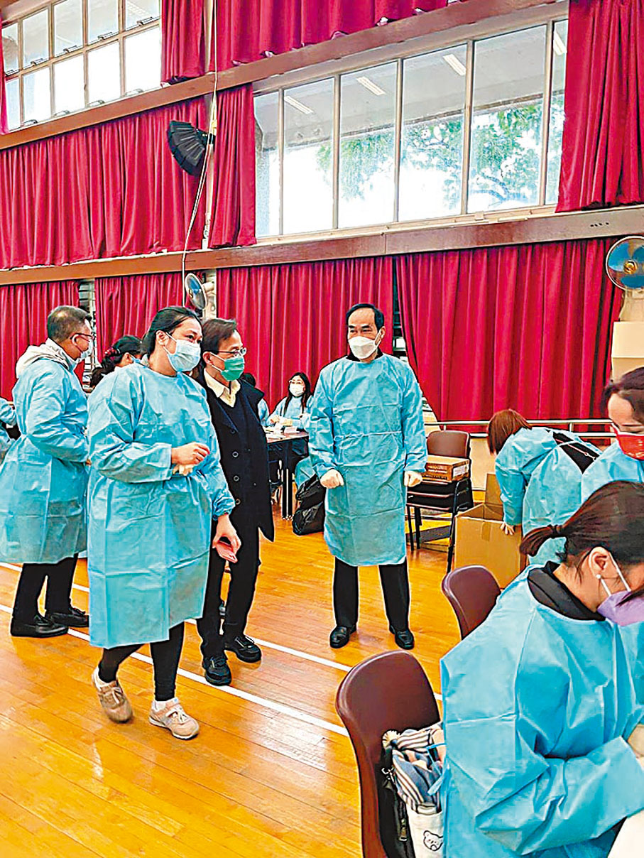 ◆疫情下，陳嘉麗堅持落區為街坊分派抗疫物資。受訪者供圖