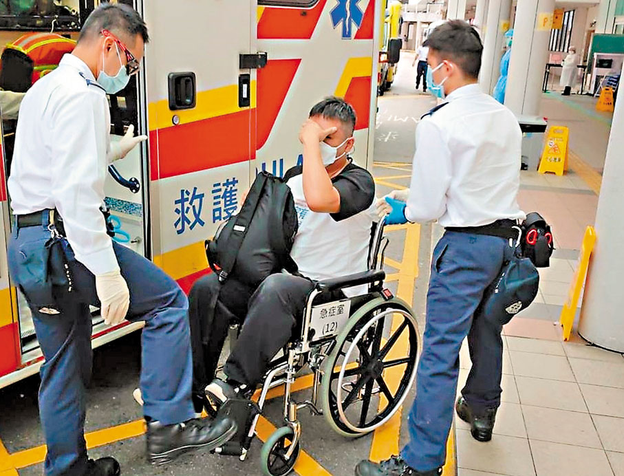 ◆ 在採樣站遇襲受傷的男護士由救護車送院治理。