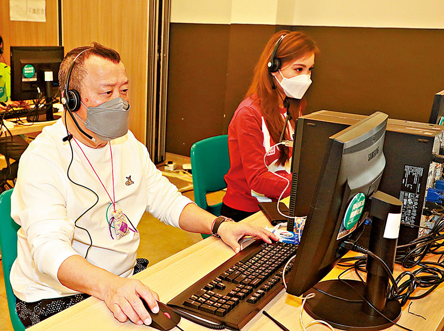 ◆曾志偉和宋宛穎親自接聽市民的求助電話。