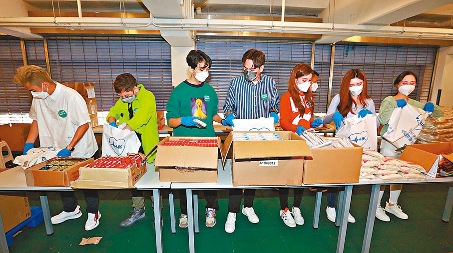 ◆一班藝員幫忙包裝福袋。