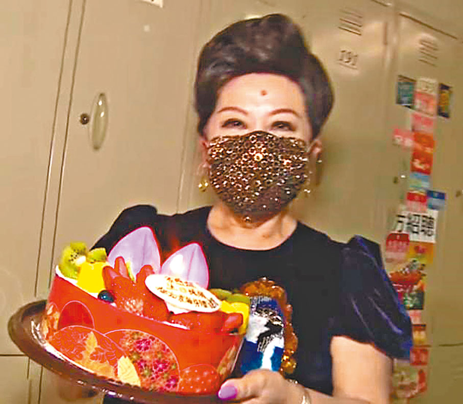 ◆家燕姐笑言是首次戴住口罩收蛋糕。