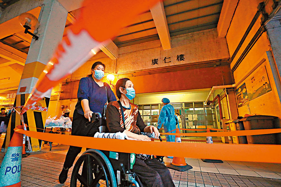 ◆林鄭月娥昨日在疫情記者會上,引用近日「圍封強檢」大埔廣福邨4幢樓宇發現當時呈陽性以及曾染疫居民人數,推算全港可能已有180萬人染疫。圖為大埔廣福邨廣仁樓昨天「圍封強檢」。 香港文匯報記者 攝