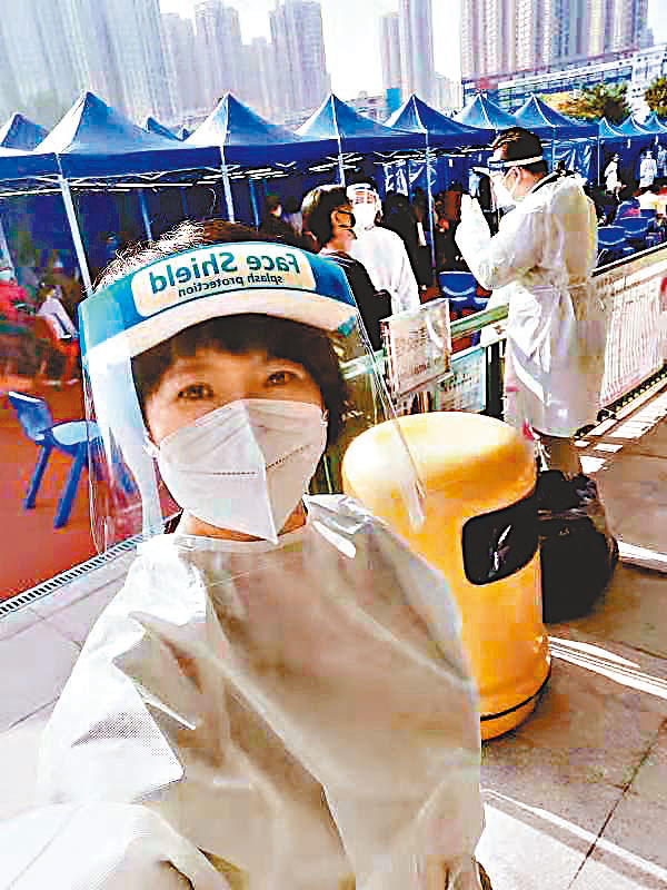 ◆羅瑋在疫苗接種活動現場工作。 受訪者提供