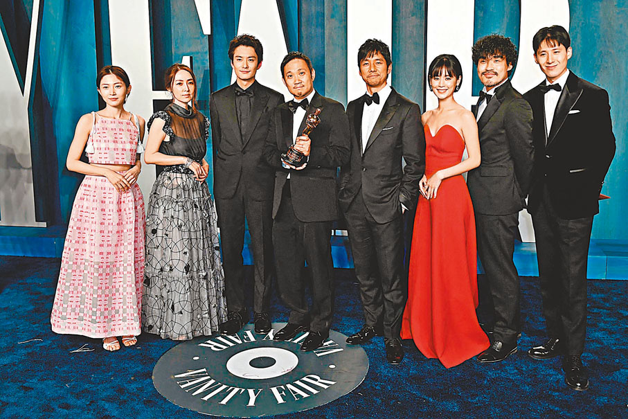 ◆ 《Drive My Car》劇組齊聚奧斯卡，分享得獎喜悅。 法新社