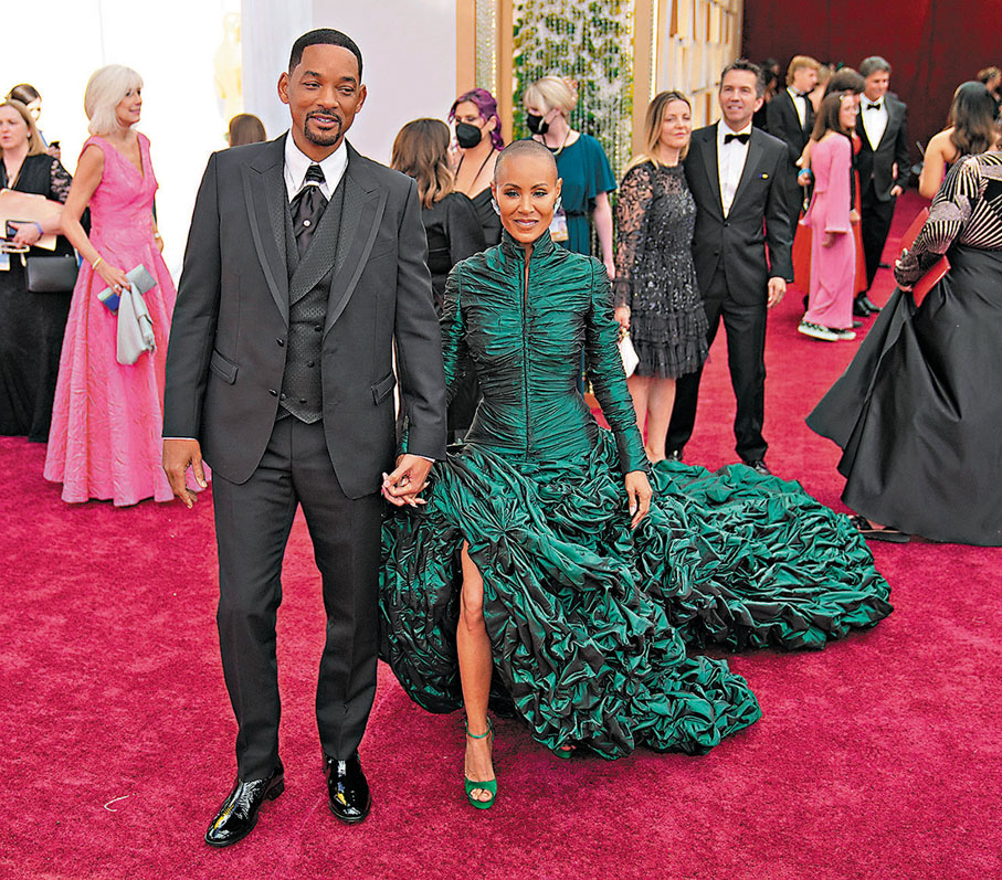 ◆韋史密夫夫妻十指緊扣踏上紅地毯。