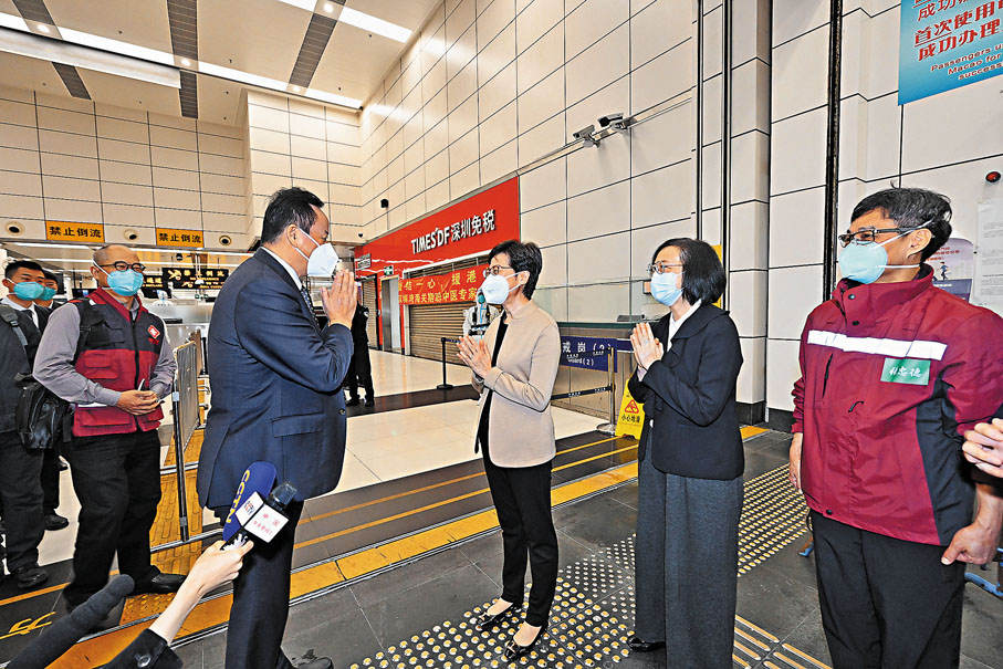 ◆林鄭月娥昨日在深圳灣口岸迎接中央政府援港抗疫中醫專家組。圖為林鄭月娥與專家組組長、中國科學院院士仝小林（右四）交談。旁為食物及衞生局局長陳肇始教授和廣東省中醫院副院長張忠德（右一）。