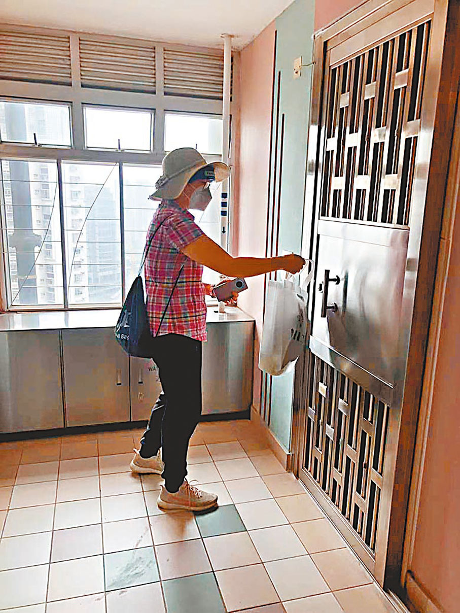 ◆嚴太為確診者送上物資。 受訪者供圖