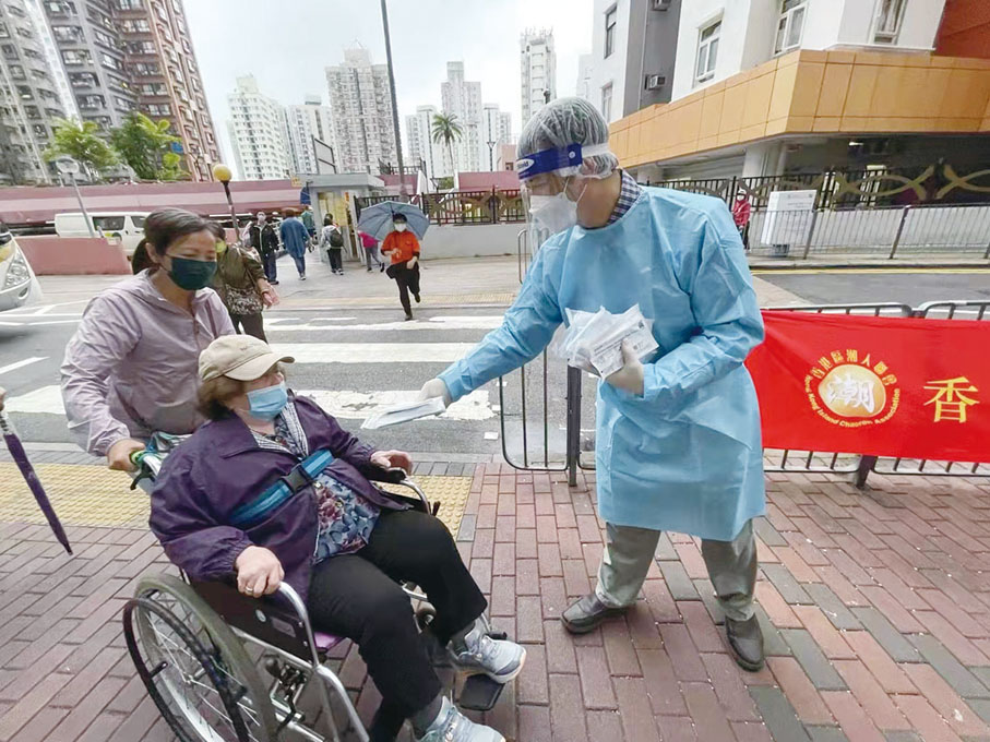 ◆ 香港區潮人聯會常務副會長連喜慶帶領南區幹事會義工派發抗疫物資給街坊市民。