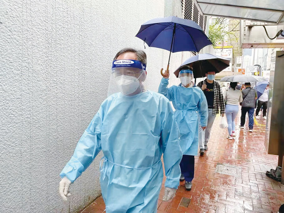 ◆ 香港區潮人聯會副會長兼秘書長林其龍帶領灣仔區幹事會義工派發抗疫物資給確診、居家隔離會員義工。