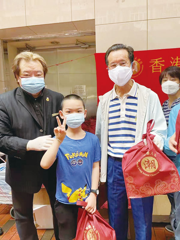 ◆ 香港區潮人聯會會長胡池（右）和該會會長候選人吳家榮（左）向街坊派口罩。