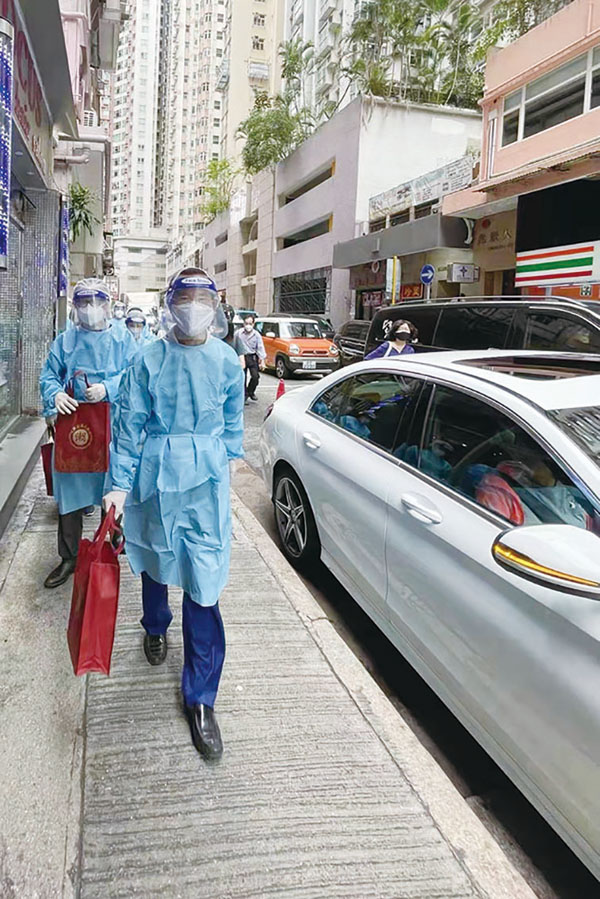 ◆ 香港區潮人聯會會長胡池，帶領東區幹事會義工派發抗疫物資給確診、居家隔離會員義工。