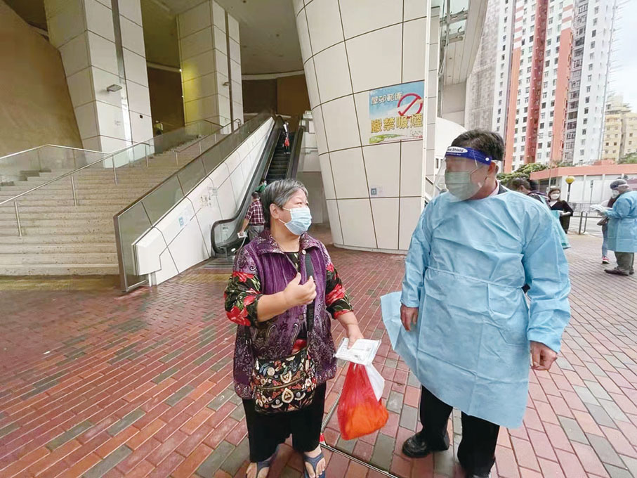 ◆ 香港區潮人聯會監事長張仲哲，帶領南區幹事會義工派發抗疫物資給確診、居家隔離會員義工。