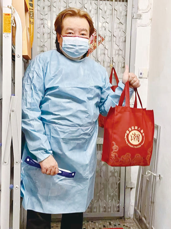 ◆ 香港區潮人聯會會長候選人吳家榮帶領灣仔區幹事會義工派發抗疫物資給確診、居家隔離會員義工。