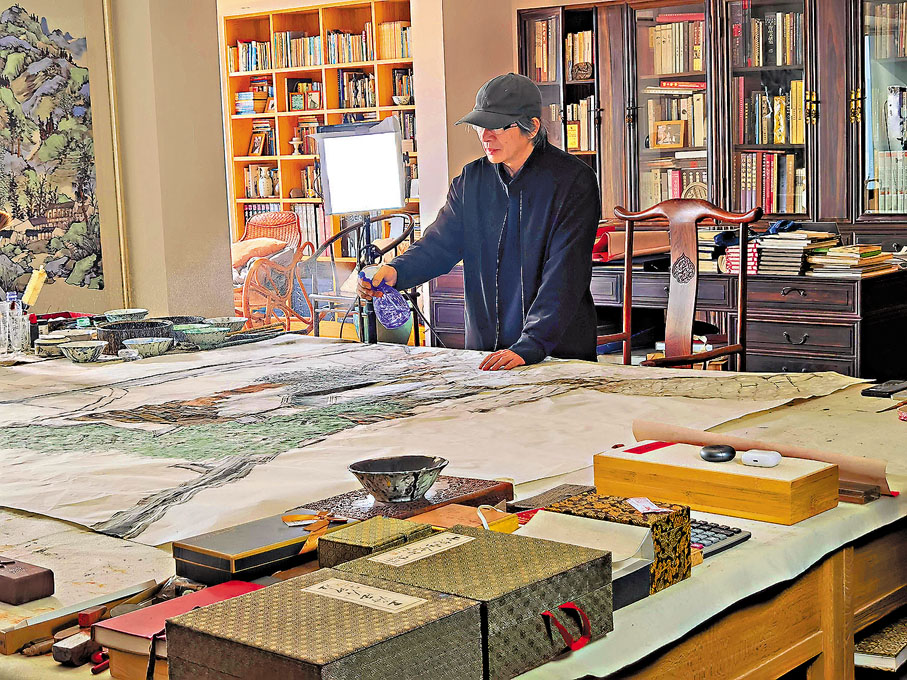 ◆展前，林容生在繪《三坊七巷塔巷二二二》（紙本水墨 200×200cm  2022 ） 受訪者供圖