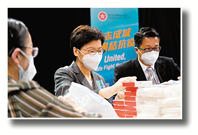 ◆特首與公務員同事一起參與包裝工作。