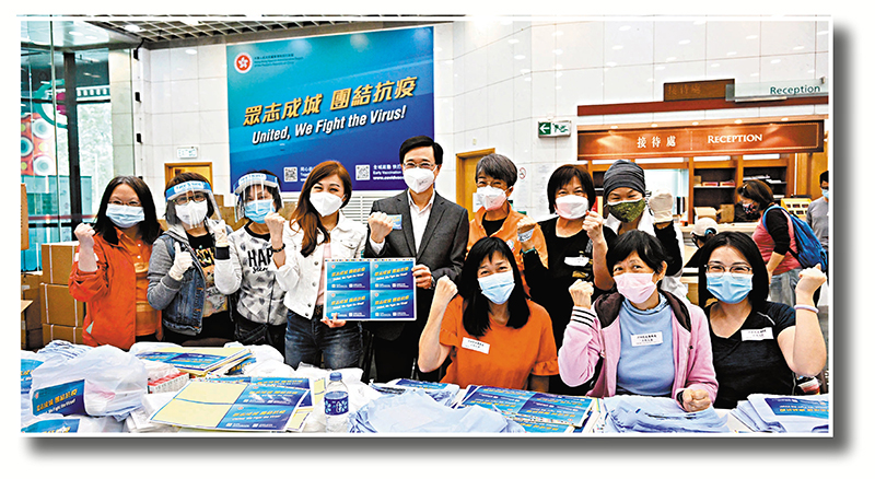 ◆李家超（後排左五）在香港文化博物館的包裝中心與社會各界一眾義工合照。