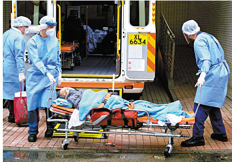 ◆蔡清峰和黃敬慈正在運送病人前往不同醫院。 大公文匯全媒體記者麥鈞傑  攝