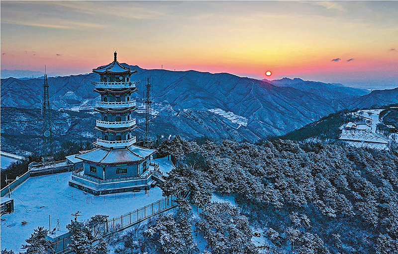 ◆北京十三陵林場內的蟒山瞭望塔迎來日出