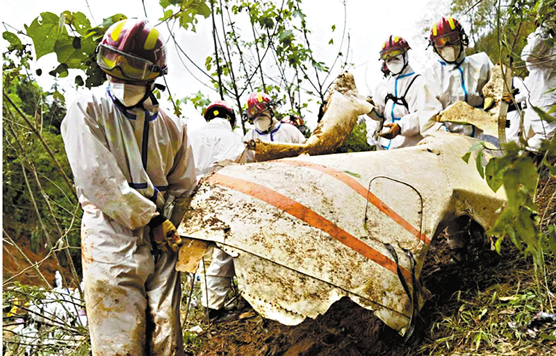 ◆各有關方面要科學有序開展事故調查，組織各方面專家綜合分析飛機數據和各類物料證據，盡快查明事故原因和性質。圖為搜救人員搬走飛機殘骸。 網上圖片