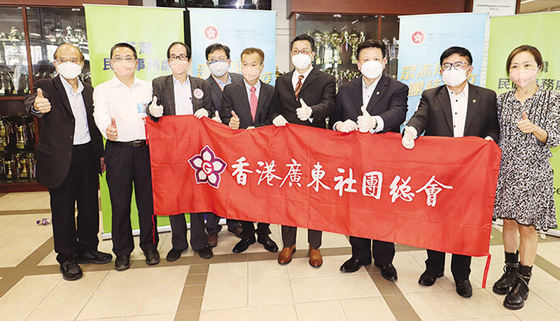 ◆ 陳積志、區家盛、龍子明、張國榮、何毅強、簡植航等到荃灣官立中學「防疫服務包」包裝中心為義工打氣。