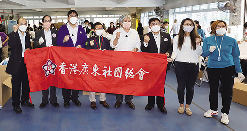 ◆ 鄭健、何毅強、簡植航、王觀強、王敏珠，新社聯葵青地委主席潘志成等到荃灣商會學校包裝中心為義工打氣。