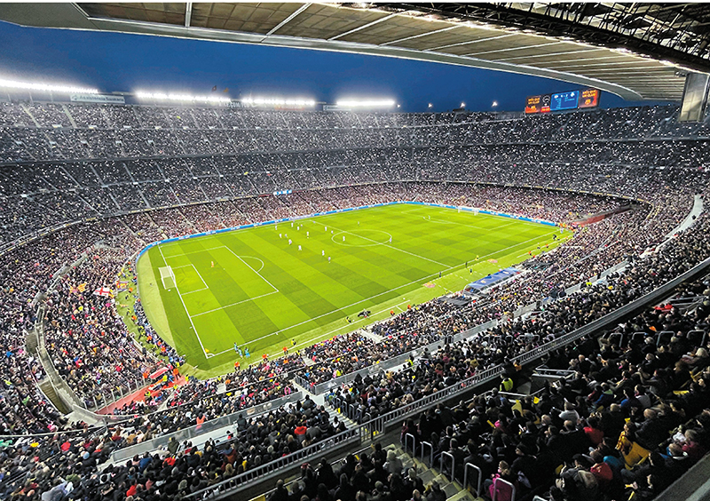 ◆接近10萬個座位的魯營球場幾近爆滿。  美聯社