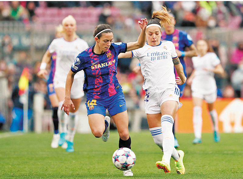 ◆巴塞隆拿女足是役大勝皇家馬德里女足(白衫)5：2。  美聯社