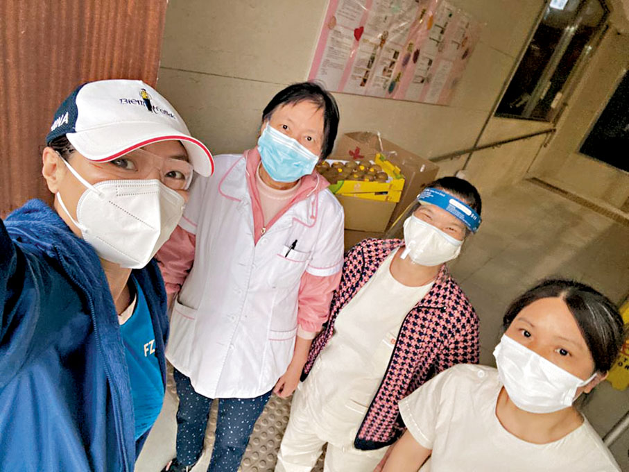 ◆郭玉滿(左)到護老院派防疫物資,認為「幫得一間得一間」。