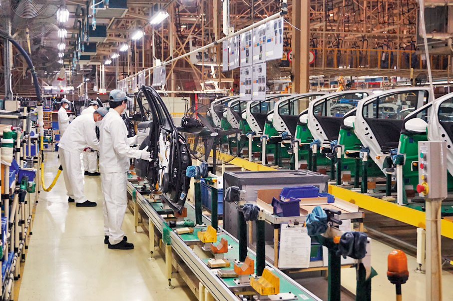 ◆ 3月財新中國製造業PMI降至48.1，為2020年3月首輪疫情以來最低，顯示製造業景氣度受到近期疫情較嚴重影響。 資料圖片