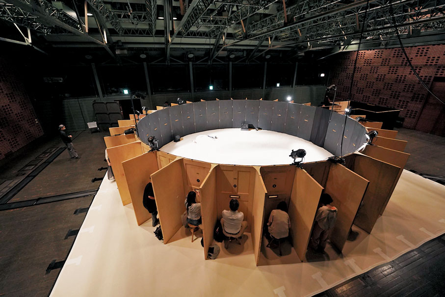 ◆《Peeping Garden /re:creation》的環形舞台。  攝影：Hiroyasu Daido