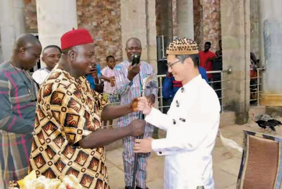 ◆在尼日利亞酋長冊封儀式，李滿虎被授權杖。