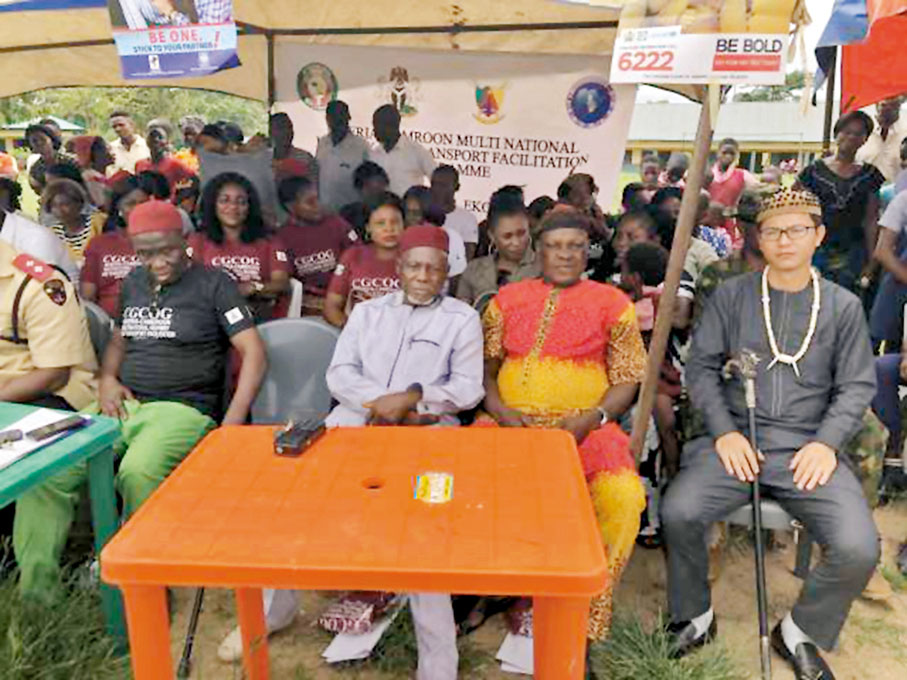 ◆李滿虎融入非洲文化，參加當地傳統節日。