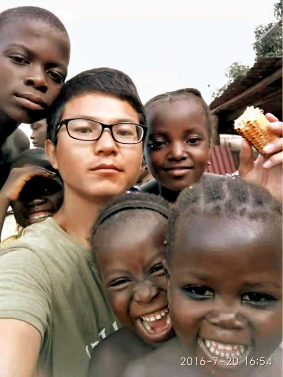 ◆剛到非洲的李滿虎和當地小孩打成一片。