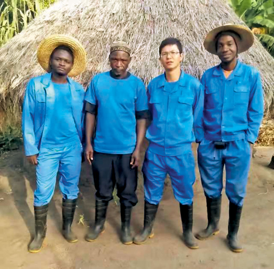 ◆2016年，李滿虎在尼日利亞貝努埃州探礦期間與當地技術人員一起合影。