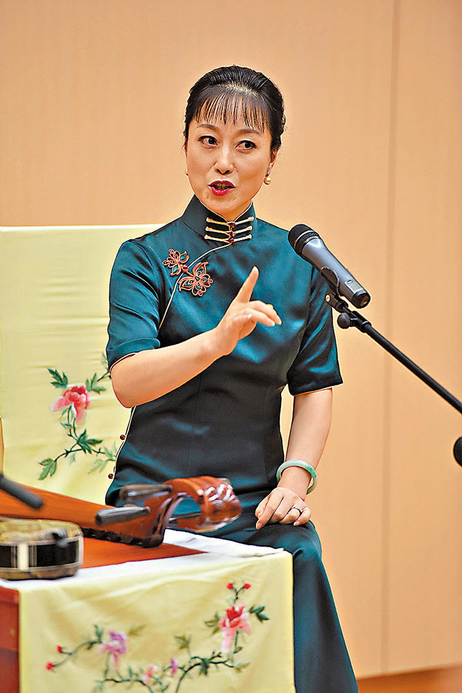 ◆盛小雲也曾將蘇州評彈藝術帶到香港高校。 新華社