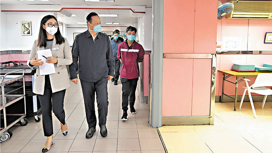◆由仝小林率領的內地中醫專家組昨日到兩間安老院舍視察，了解院舍應對第五波疫情的情況。