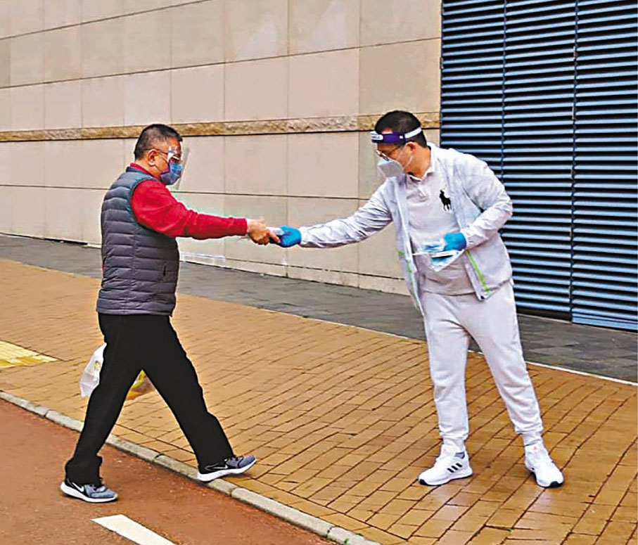 ◆ 蕭煒忠在薄扶林區的街站向市民送上防疫物品。 受訪者供圖